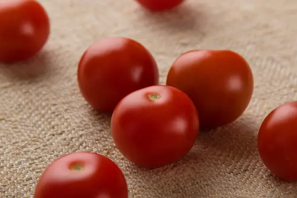布の上のチェリー トマト — ストック写真
