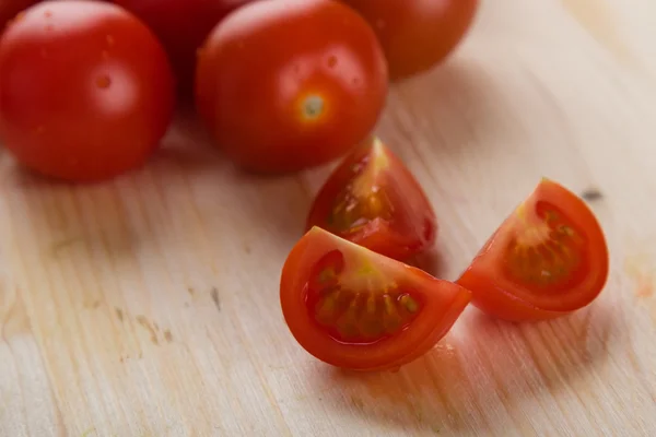 Вишневі помідори на дерев'яному столі — стокове фото