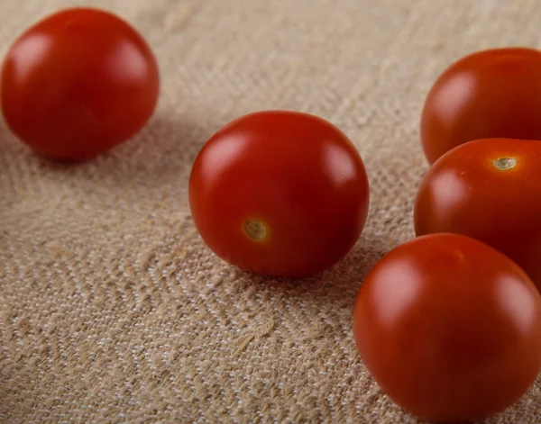 Tomates cherry sobre tela — Foto de Stock