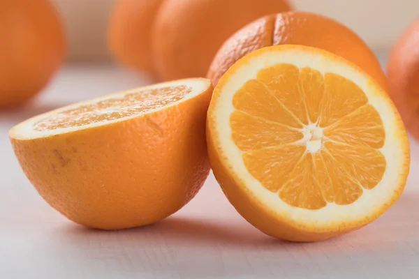 Snij de sinaasappelen op tafel — Stockfoto
