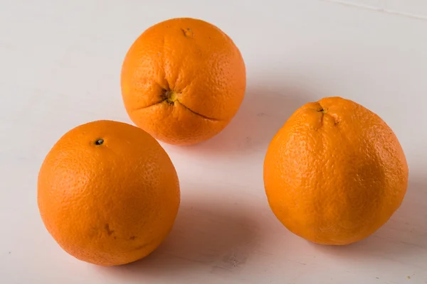 Oranje op witte tafel — Stockfoto