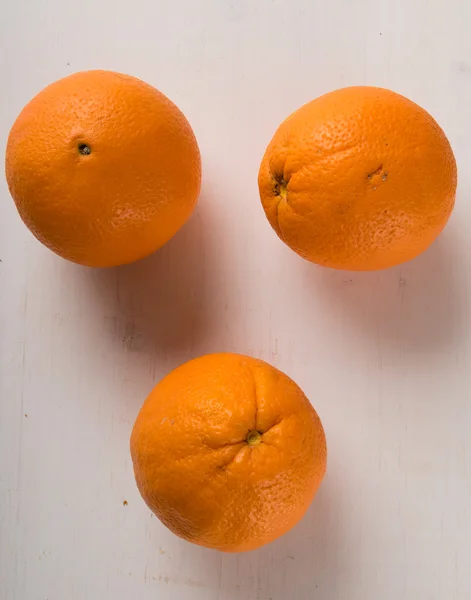 Oranje op witte tafel — Stockfoto