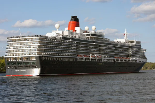 The big Cruise Ship Queen Elisabeth — Stock Photo, Image