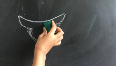 Çocuk eli tahtadaki çizimi JPG Dosyası olarak Stock Image olarak siliyor