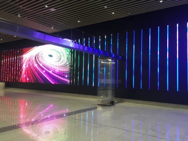 LED Görüntü Varış Yerleşim İstasyonu 2 Terminal Salonu 'nda (T2), Kempegowda Uluslararası Havalimanı, Bangalore, Hindistan - 22 Kasım 2025