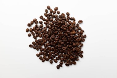 Kavrulmuş kahverengi kahve çekirdekleri.
