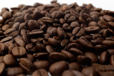 Kavrulmuş kahverengi kahve çekirdekleri.
