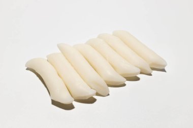 Pirinç keki ya da undan yapılmış.