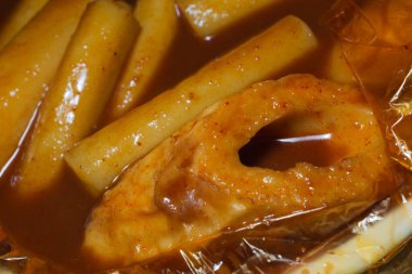 Pirinç keki ve kırmızı biber ezmesinden yapılmış Tteokbokki.