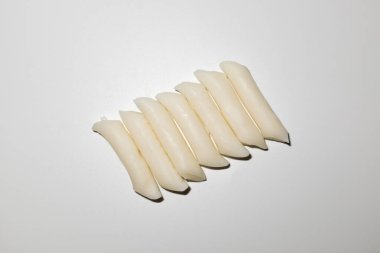 Pirinç keki ya da undan yapılmış.