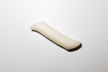 Pirinç keki ya da undan yapılmış.