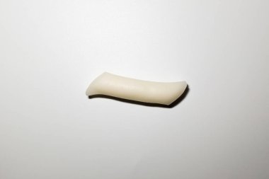 Pirinç keki ya da undan yapılmış.