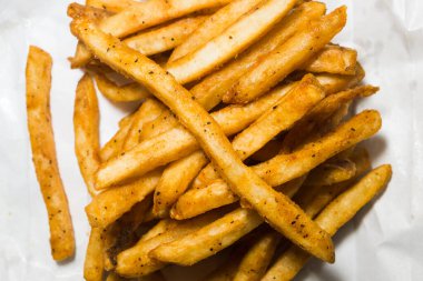 Yağda kızartılmış ve baharatlı patates kızartması.