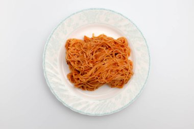 Acı biber ezmesiyle tatlandırılmış erişte. Baharatlı erişte. Tatlı erişte.