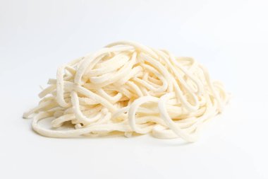 Bıçakla hamuru keserek yapılan erişte. Çiğ erişte. Kalın erişte.