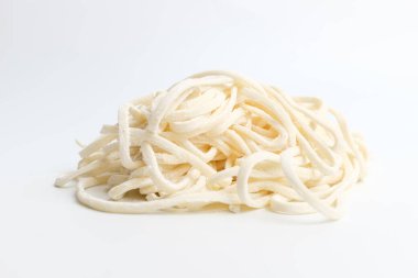 Bıçakla hamuru keserek yapılan erişte. Çiğ erişte. Kalın erişte.