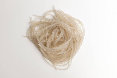 Tatlı patates nişastasıyla yapılmış erişte. Kaygan ve şeffaf erişte..