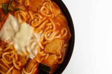 Baharatlı ve tatlı tteokbokki. Çorbalı Tteokbokki. Kore baharatlı yemekleri.