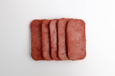 Fırında jambon. Jambon tabakları. garnitür. Lezzetli ızgara yemekler.