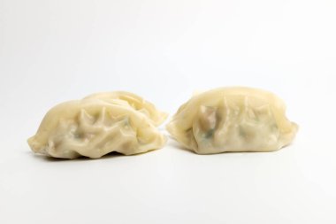 Domuz eti ve sebzeli börek. Buharda kızartılmış hamur köftesi.