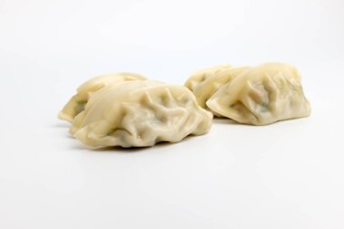 Domuz eti ve sebzeli börek. Buharda kızartılmış hamur köftesi.