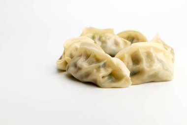 Domuz eti ve sebzeli börek. Buharda kızartılmış hamur köftesi.