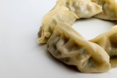 Domuz eti ve sebzeli börek. Buharda kızartılmış hamur köftesi.