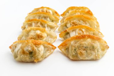 Domuz eti ve sebzeli börek. Buharda kızartılmış hamur köftesi.