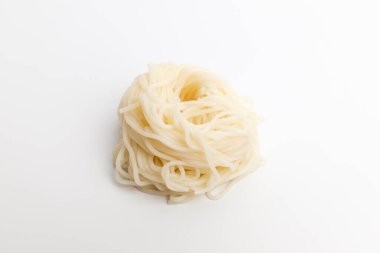 Beyaz erişte. Haşlanmış erişte. Un eriştesi. İnce erişte.