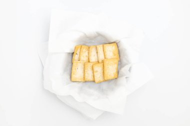 Fasulye ezmesi. Izgara soya peyniri. Yan yemeklerle ya da mezelerle yenir.