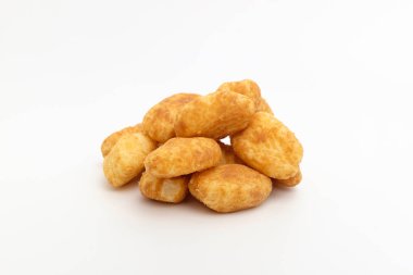 Injeolmi tatlıların tadına bakar. Çıtır tatlılar. Tatlı ve lezzetli bir tatlı.