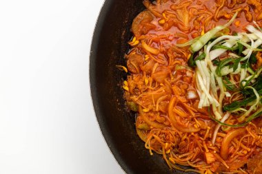 Kore 'de kızarmış et. Fasulye filizi ve sebzeli kızarmış et. Baharatlı soslu kızarmış et.