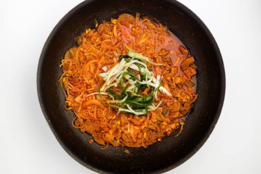 Kore 'de kızarmış et. Fasulye filizi ve sebzeli kızarmış et. Baharatlı soslu kızarmış et.