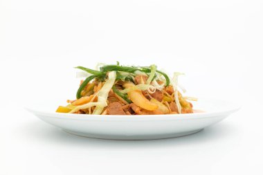 Kore 'de kızarmış et. Fasulye filizi ve sebzeli kızarmış et. Baharatlı soslu kızarmış et.