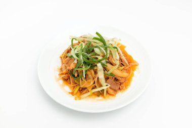 Kore 'de kızarmış et. Fasulye filizi ve sebzeli kızarmış et. Baharatlı soslu kızarmış et.