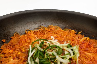 Kore 'de kızarmış et. Fasulye filizi ve sebzeli kızarmış et. Baharatlı soslu kızarmış et.