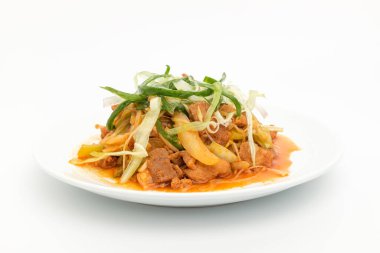 Kore 'de kızarmış et. Fasulye filizi ve sebzeli kızarmış et. Baharatlı soslu kızarmış et.