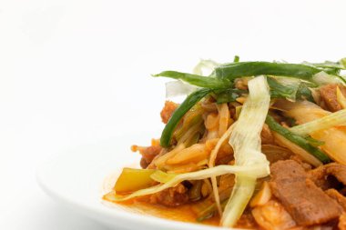 Kore 'de kızarmış et. Fasulye filizi ve sebzeli kızarmış et. Baharatlı soslu kızarmış et.