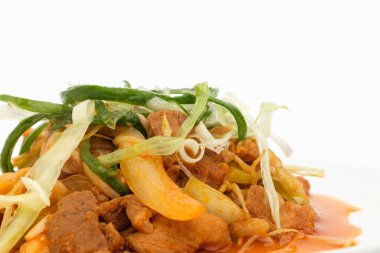 Kore 'de kızarmış et. Fasulye filizi ve sebzeli kızarmış et. Baharatlı soslu kızarmış et.