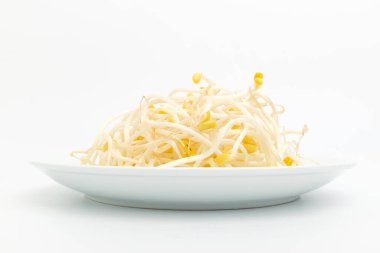 Fasulyeden yetişen kökler. Çıtır çıtır. Fasulye ve fasulye sırığı