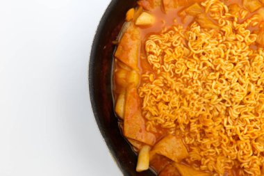 Sebzeli yemekler, balık köfteleri ve pirinç kekleri. Erişte pişiriyorum. Kore 'de popüler yemekler.