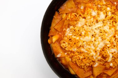 Sebzeli yemekler, balık köfteleri ve pirinç kekleri. Erişte pişiriyorum. Kore 'de popüler yemekler.