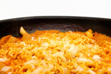 Sebzeli yemekler, balık köfteleri ve pirinç kekleri. Erişte pişiriyorum. Kore 'de popüler yemekler.