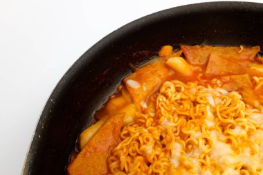 Sebzeli yemekler, balık köfteleri ve pirinç kekleri. Erişte pişiriyorum. Kore 'de popüler yemekler.