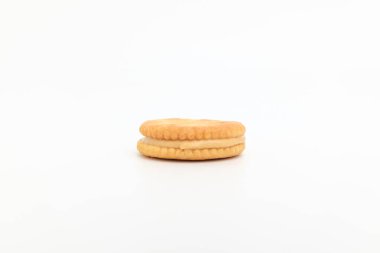 Bisküviler arasında fıstık kreması. Fıstık ezmeli kurabiye. Çıtır tatlı.