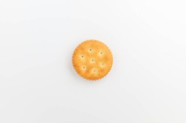 Bisküviler arasında fıstık kreması. Fıstık ezmeli kurabiye. Çıtır tatlı.