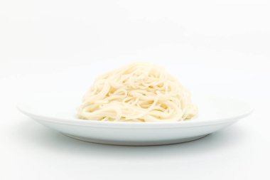 Asya 'da sıkça yenen erişte. Beyaz, ince buğday eriştesi. Tabakta buğday eriştesi