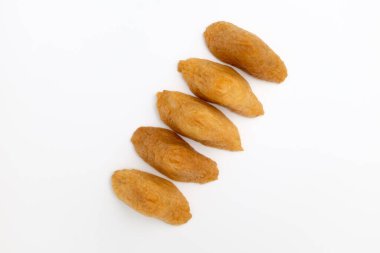 Kızarmış tofu. Baharatlı pirinç. Pirinç yiyen kızarmış tofu. Suşi tipi.