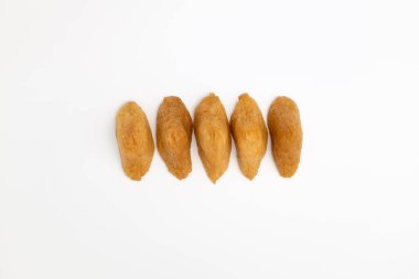 Kızarmış tofu. Baharatlı pirinç. Pirinç yiyen kızarmış tofu. Suşi tipi.