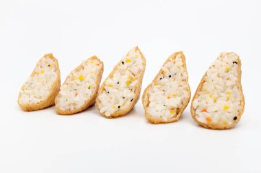 Kızarmış tofu. Baharatlı pirinç. Pirinç yiyen kızarmış tofu. Suşi tipi.